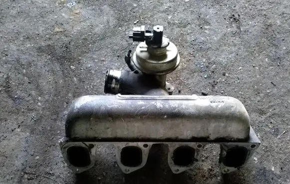 Ford Focus Intake manifold XS4Q9424AG