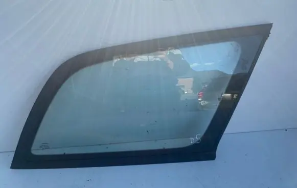 Toyota Avensis T220 Rear side window