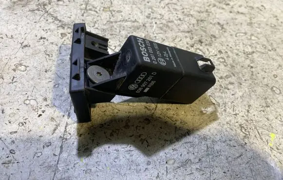 Volkswagen Golf VI Glow plug pre-heat relay 0281003038