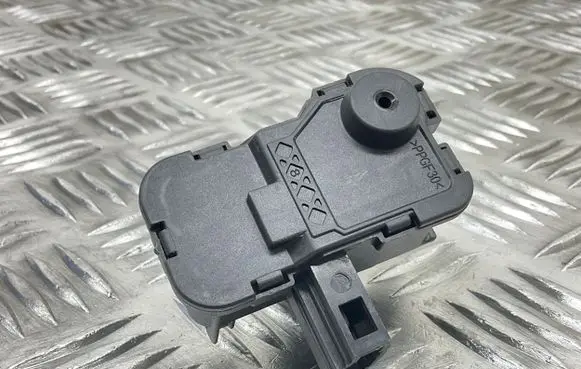 Fuel tank cap lock
