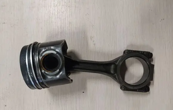 Volkswagen Touareg I Piston with connecting rod