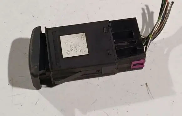 Skoda Octavia Mk1 (1U) Hazard light switch