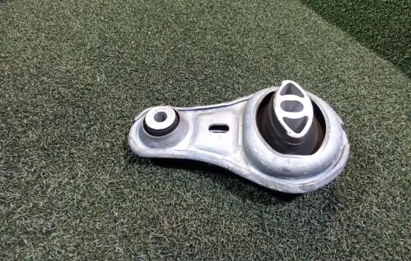 Opel Movano B Engine mount bracket 112388746R 93866731