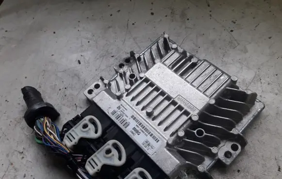 Ford Focus Engine control unit/module 8M5112A650AJG