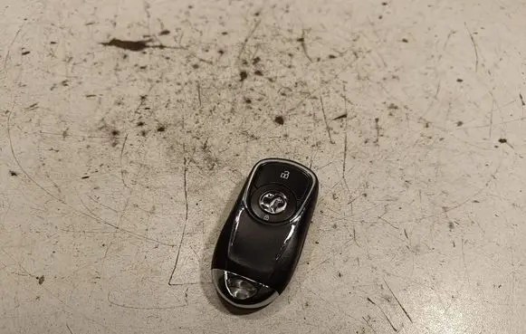 Opel Insignia B Ignition key/card 