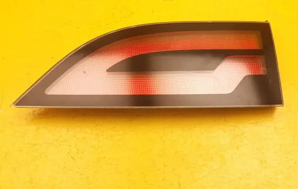 Chevrolet Volt I Tailgate rear/tail lights 20989185