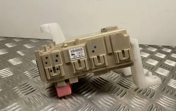 Toyota Avensis T270 Fuse module 8273005J90