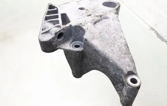 Volkswagen PASSAT B6 Engine mounting bracket 03G199207G