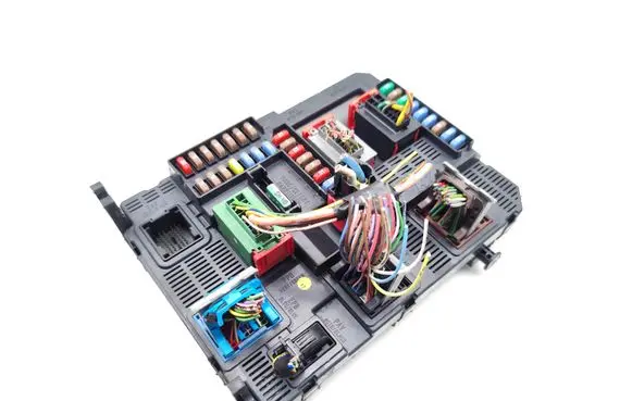 Peugeot 208 I Fuse module 9807532080