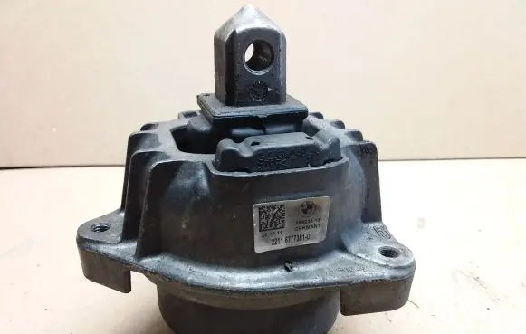 BMW 5 F10 F11 Engine mount bracket 6777381