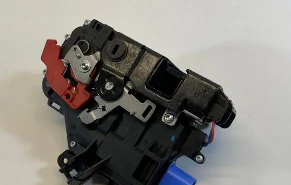 Volkswagen Golf V Rear door lock 7L0839016D