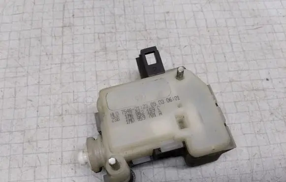 Seat Leon (1M) Central locking motor 1M6862159C 1M0959781A