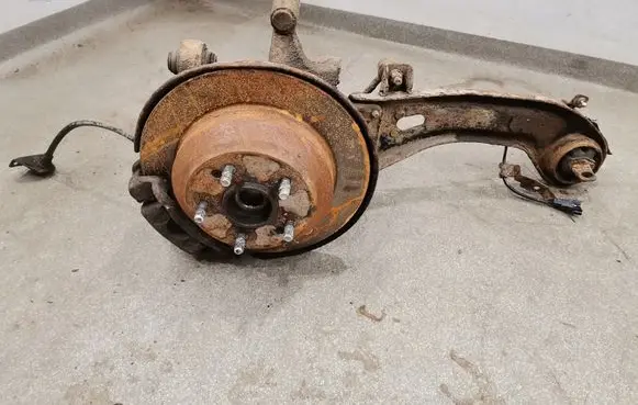 Rear wheel hub spindle/knuckle