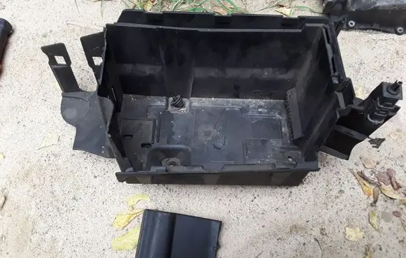 Battery box tray