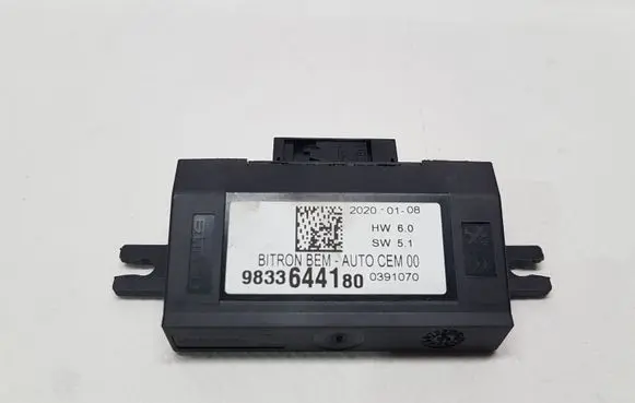 Peugeot 3008 II Door control unit/module 9833644180