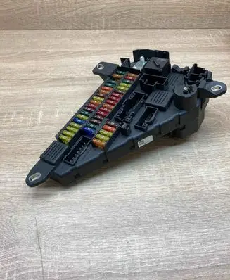 BMW 5 E60 E61 Fuse module 9138830