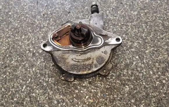Mercedes-Benz CLK A209 C209 Vacuum pump A2712300965
