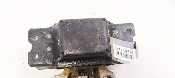 Volkswagen PASSAT B6 Engine mount bracket 3C0199555