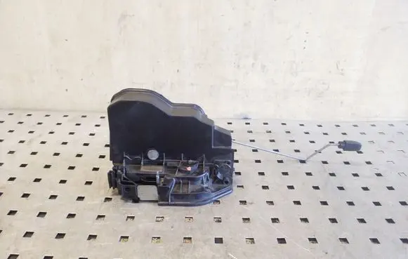BMW X3 E83 Front door lock 7167073