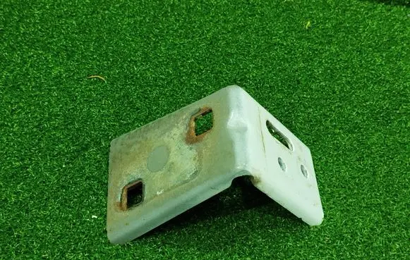 Fender mounting bracket