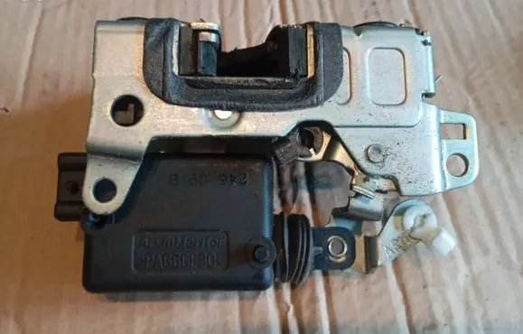 Dacia Sandero Rear door lock 8200735248 492009