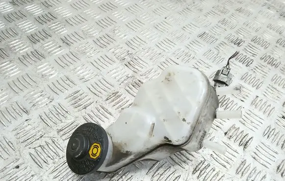Toyota Avensis Verso Brake fluid reservoir 