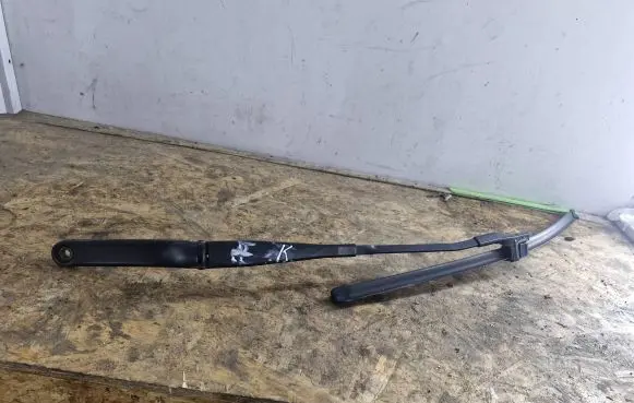 Audi A3 S3 8P Front wiper blade arm