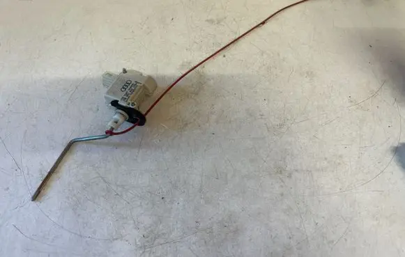 Audi A4 S4 B7 8E 8H Fuel tank cap lock motor 8E0862153A