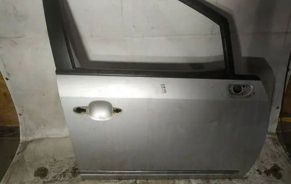 KIA Carens II Front door pilkos