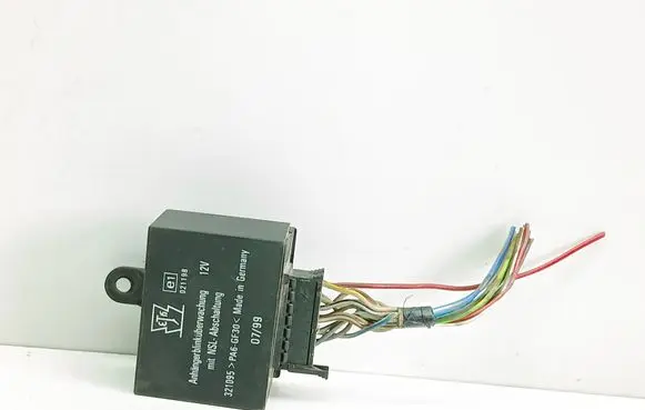 Audi A3 S3 8L Tow bar relay E1021198