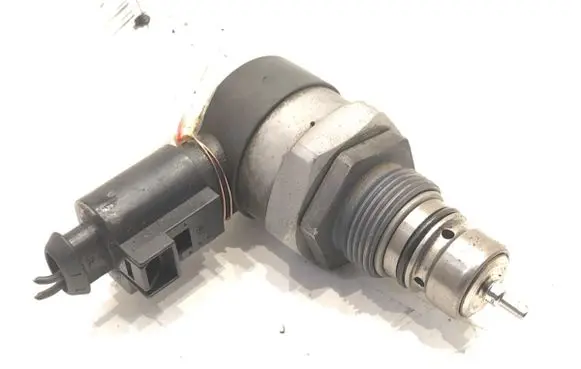 Seat Leon (5F) Fuel pressure regulator 057130764AB