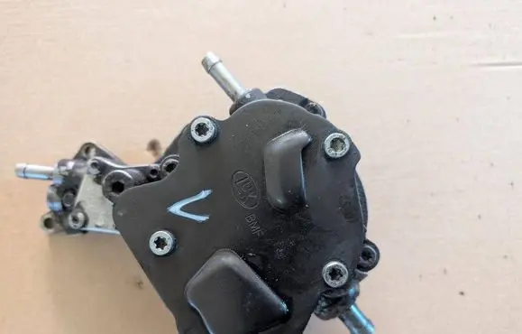 Volkswagen PASSAT B6 Vacuum pump 038145209E