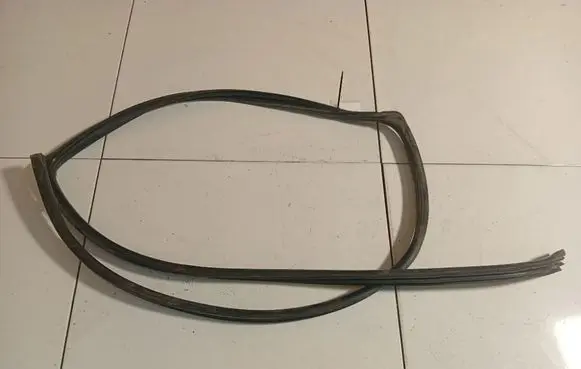 Toyota Corolla Verso AR10 Rubber seal front coupe door 