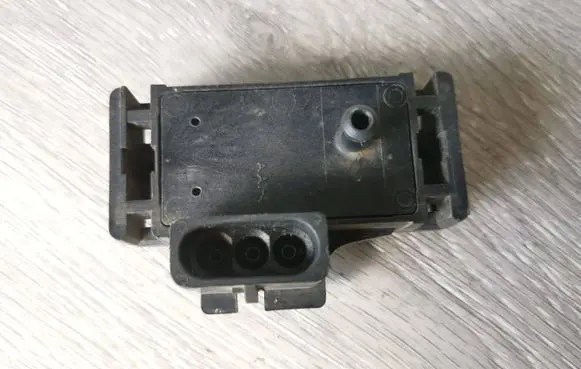 Renault Laguna I Air pressure sensor 8768049