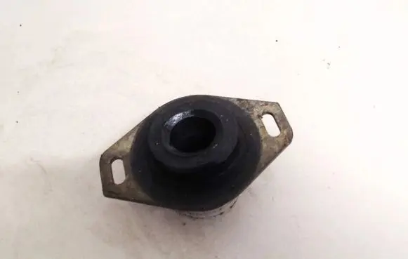Peugeot 307 Engine mount bracket