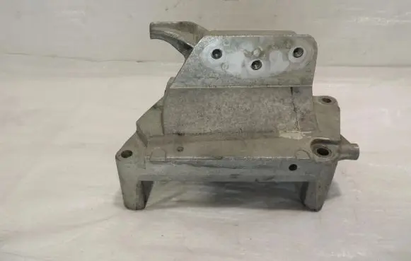 Opel Astra J Engine mounting bracket 55565439