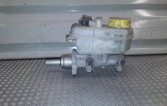 Skoda Fabia Mk2 (5J) Master brake cylinder 