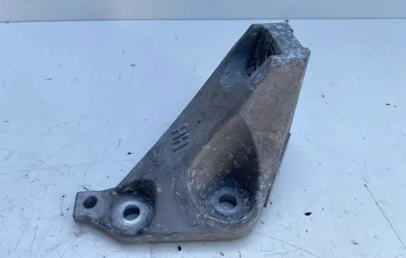 Toyota RAV 4 (XA50) Engine mounting bracket