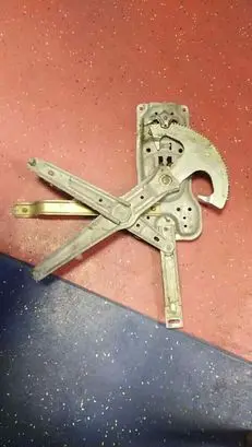 Rear door manual window regulator
