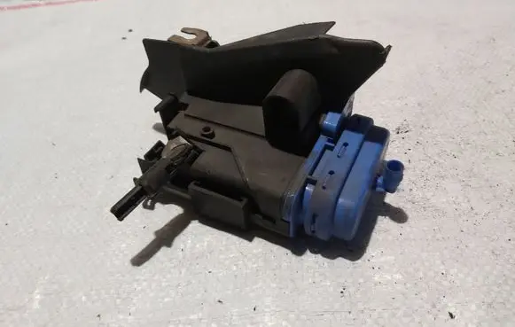 Audi A4 S4 B5 8D Rear door lock 8D0839015A