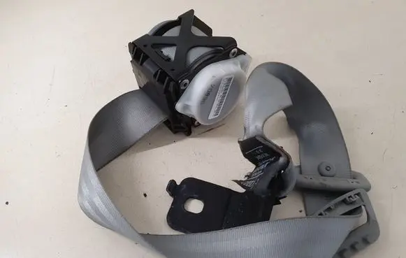 Audi A8 S8 D4 4H Middle seatbelt (rear) 