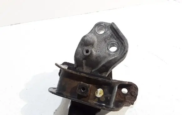 Toyota Yaris Engine mount bracket
