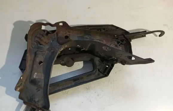 Skoda Octavia Mk2 (1Z) Headlight/headlamp mounting bracket 1Z0941340