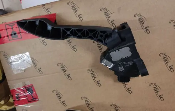 Toyota RAV 4 (XA30) Accelerator throttle pedal 781100W011 51900646426
