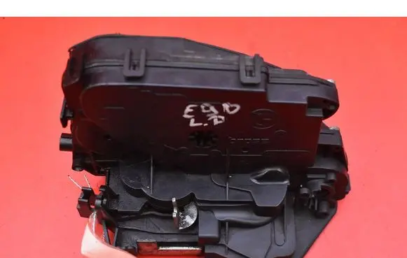 BMW X3 E83 Front door lock 4389471