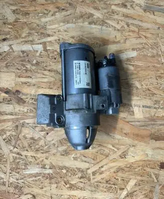 BMW 5 G30 G31 Starter motor 8621839 0001170603