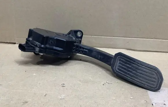 Toyota Prius+ (ZVW40) Accelerator throttle pedal 7811012050 1988008572