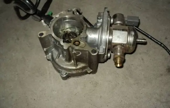 Volkswagen PASSAT B7 Vacuum pump 06J145100