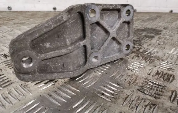 Toyota RAV 4 (XA40) Rear differential/diff mount bracket 42140