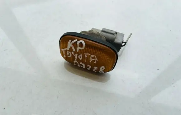 Toyota Avensis Verso Front fender indicator light